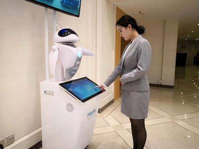 智能崛起 2018上汽通用五菱销售服务年会引领机器人销售新纪元